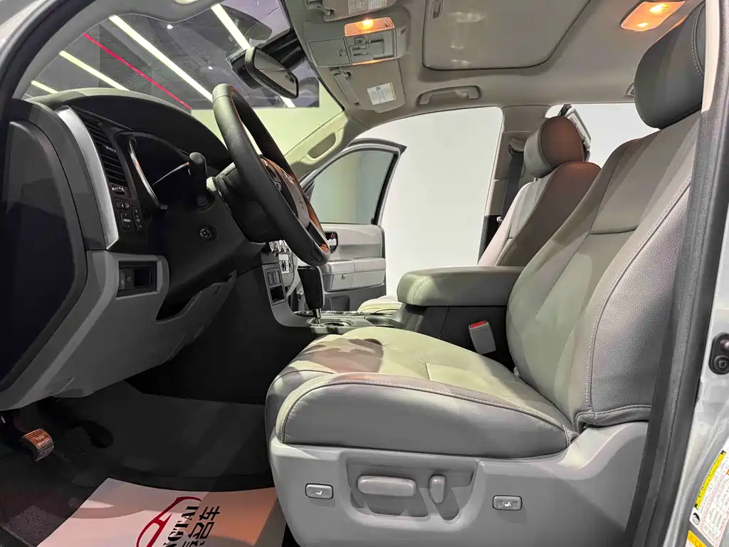 Toyota Sequoia — фото 5