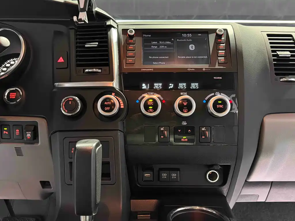 Toyota Sequoia — фото 10
