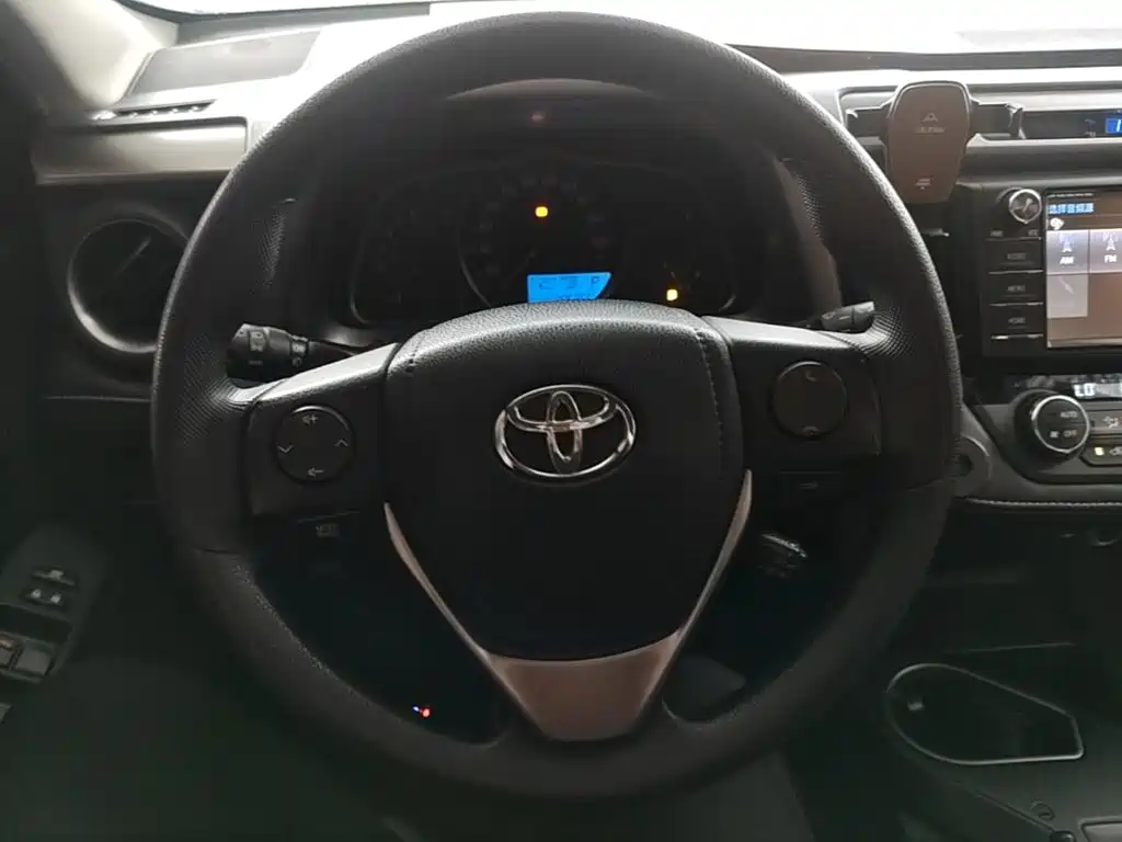 Toyota RAV4 — фото 11