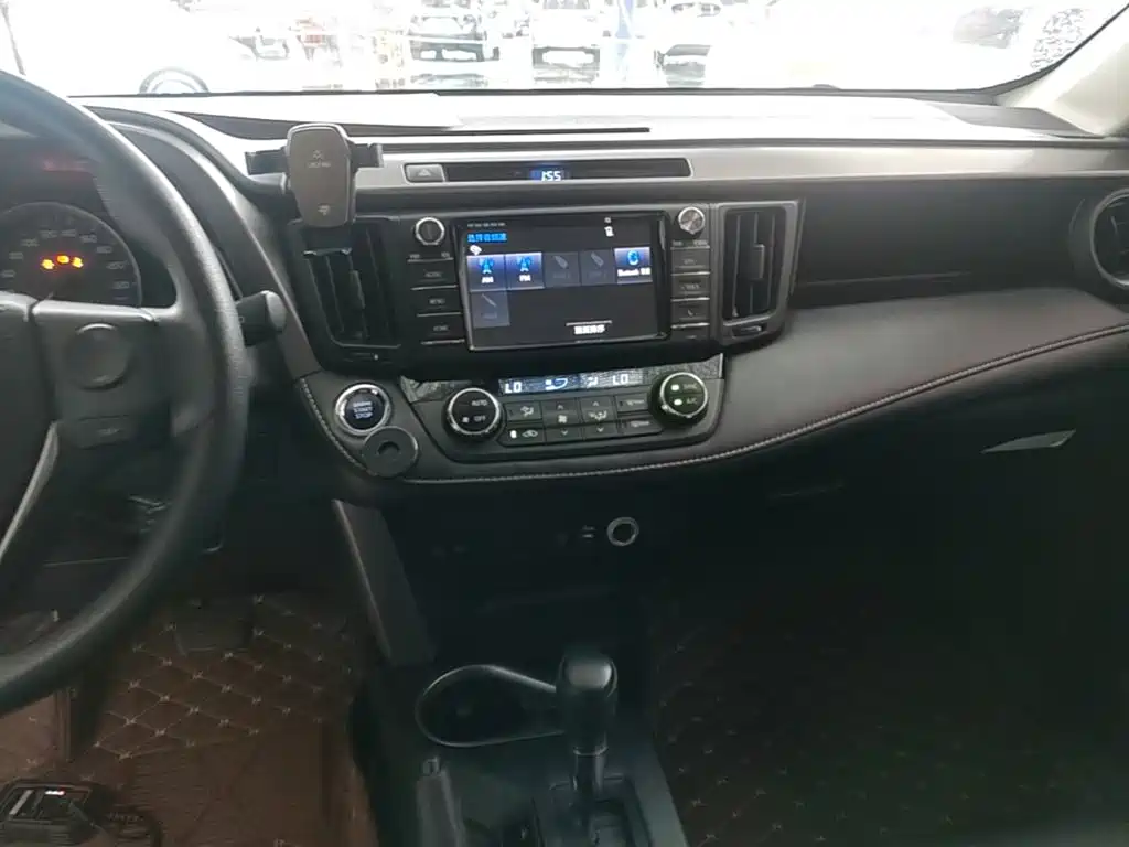Toyota RAV4 — фото 13