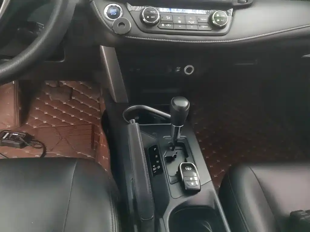 Toyota RAV4 — фото 14
