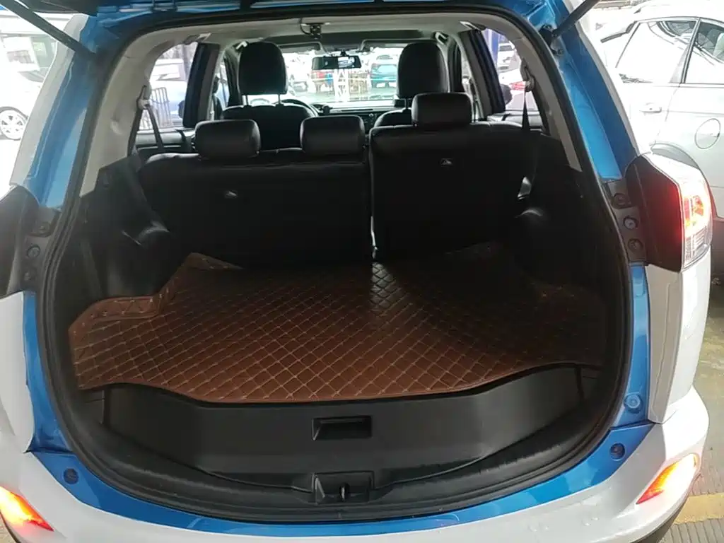 Toyota RAV4 — фото 19