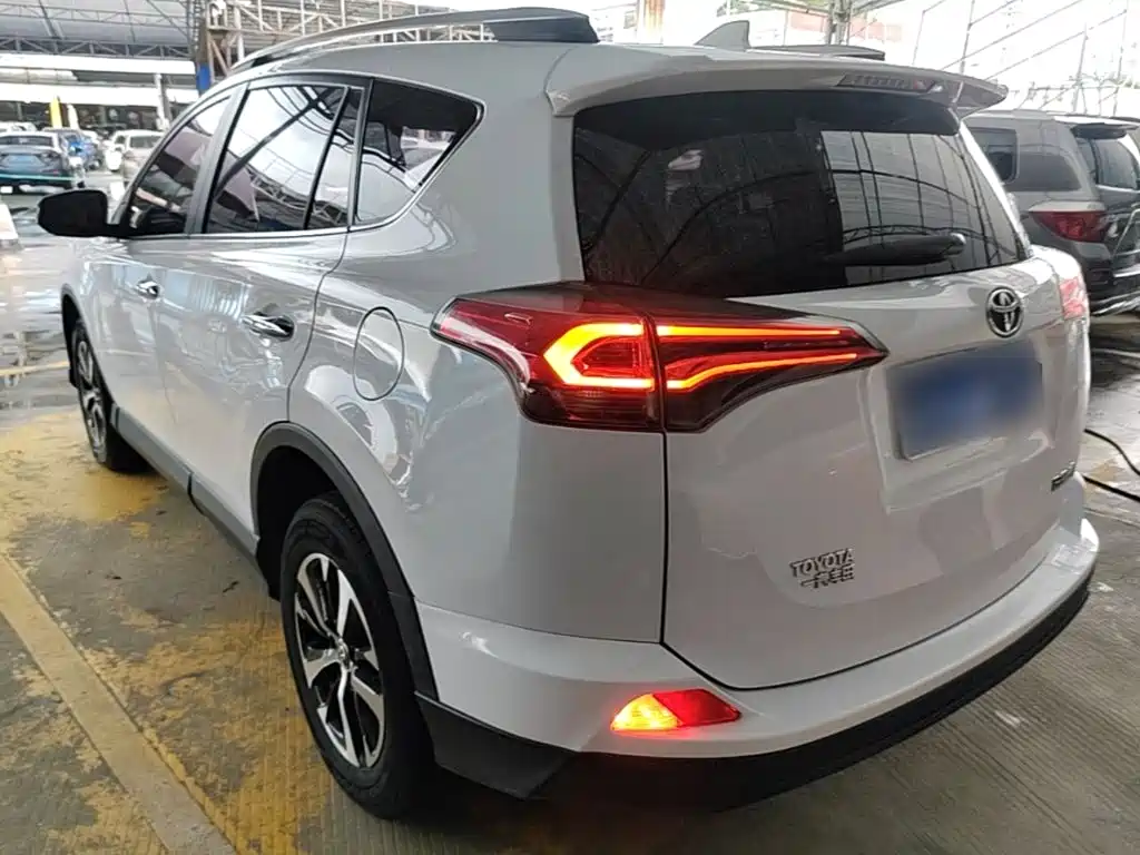 Toyota RAV4 — фото 5