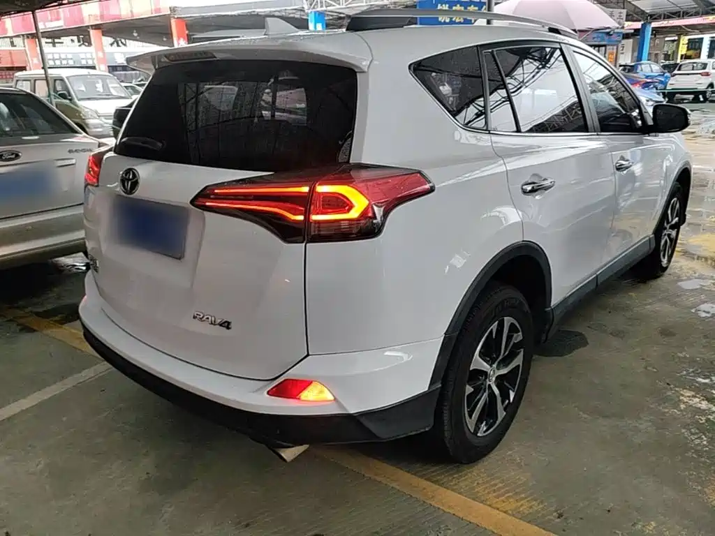 Toyota RAV4 — фото 7