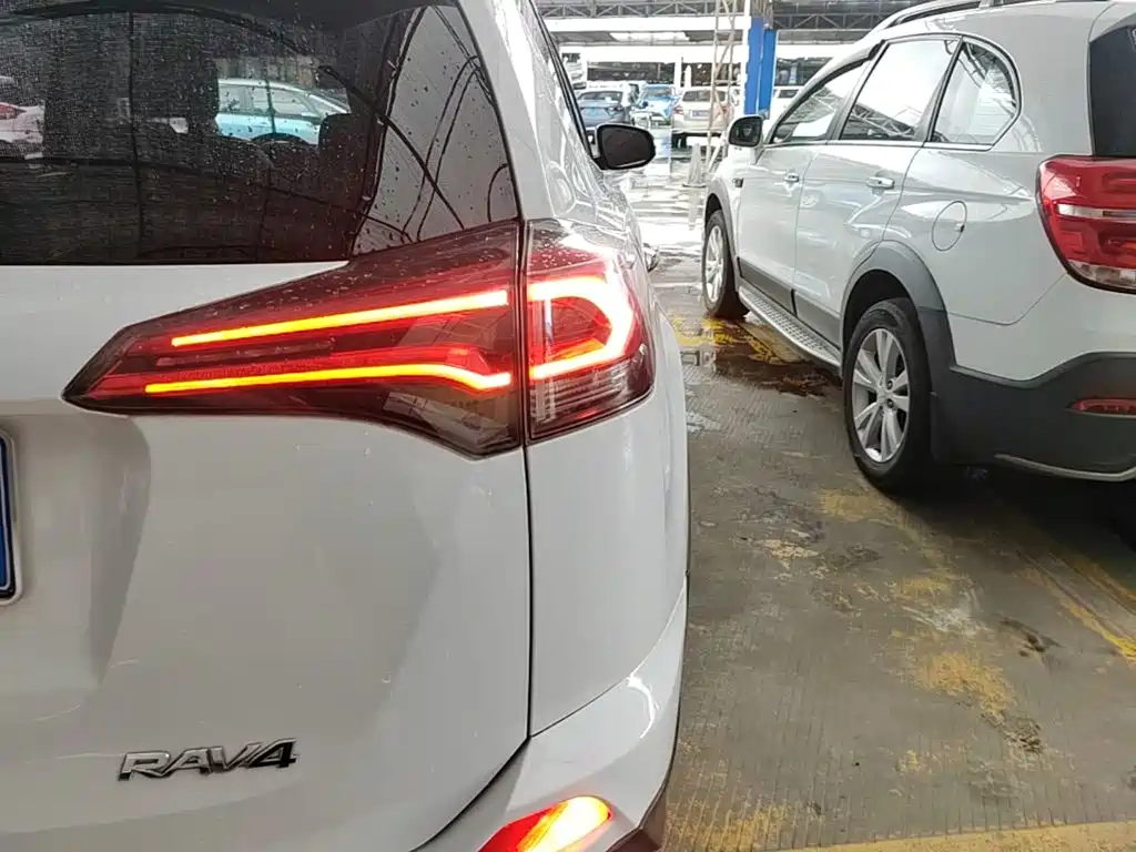 Toyota RAV4 — фото 8