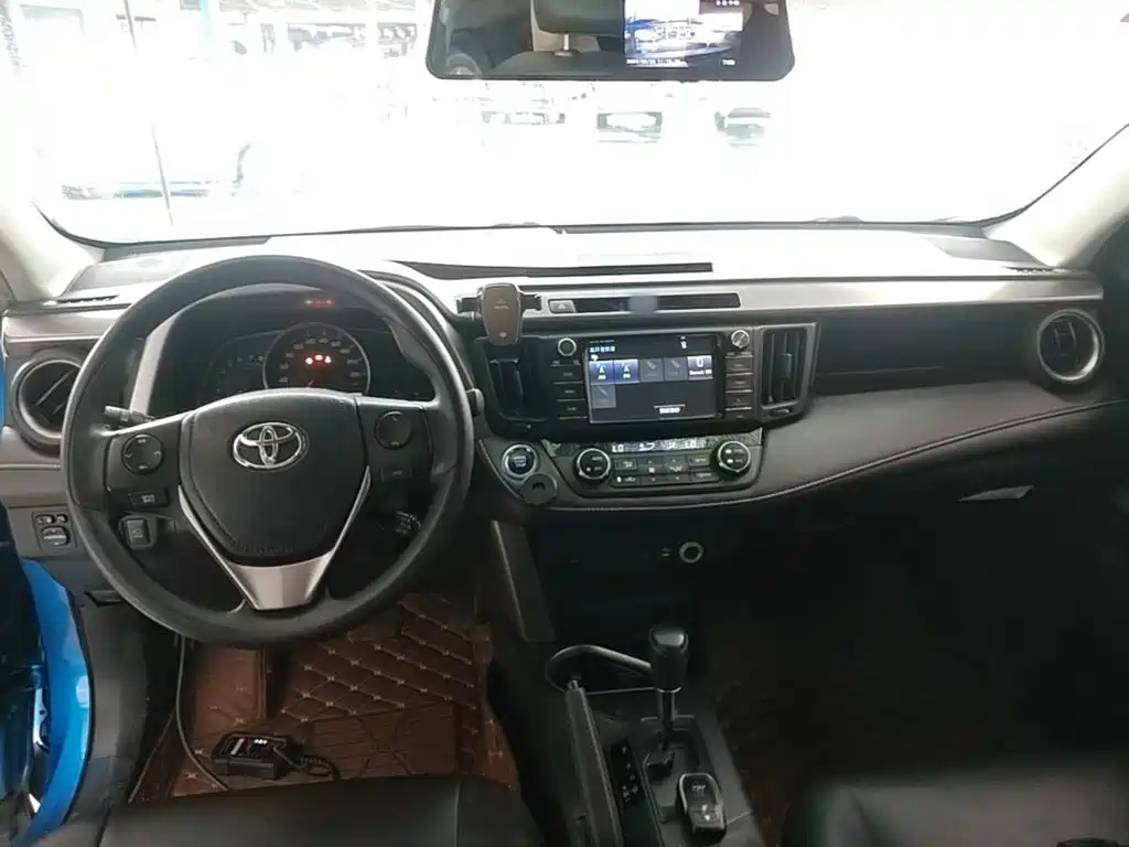 Toyota RAV4 — фото 10