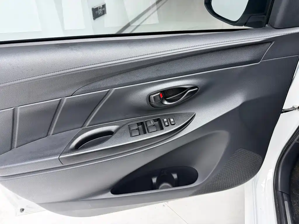 Toyota Yaris L — фото 13