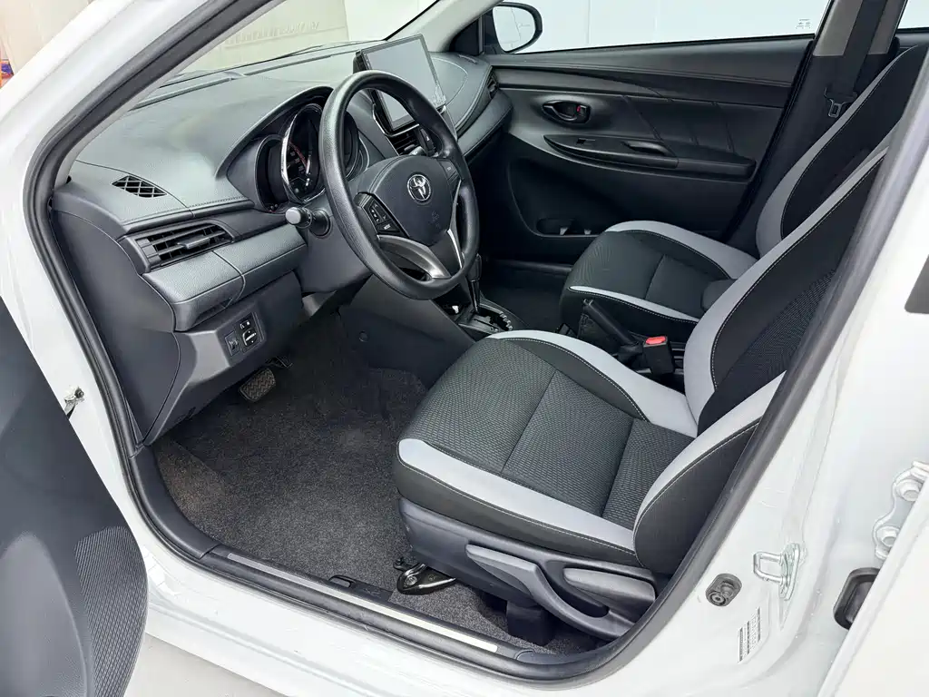 Toyota Yaris L — фото 15