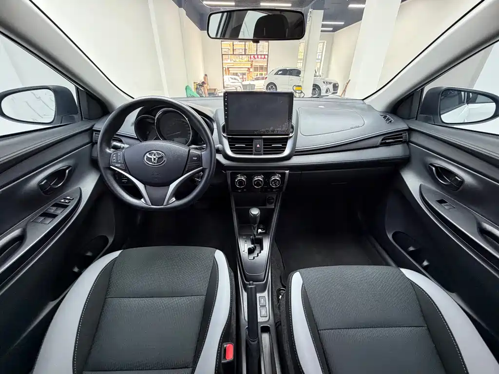 Toyota Yaris L — фото 17