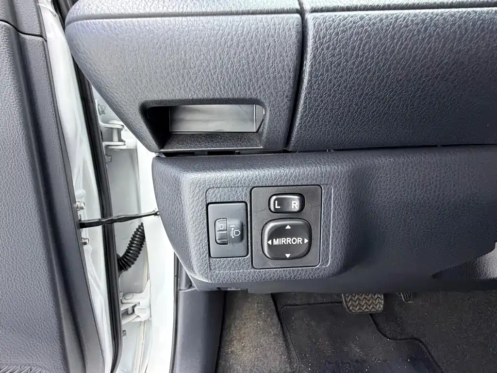 Toyota Yaris L — фото 18