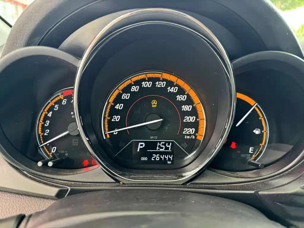 Toyota Yaris L — фото 4