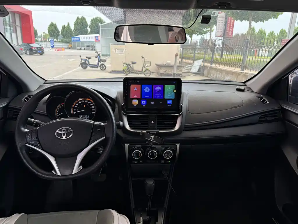 Toyota Yaris L — фото 5