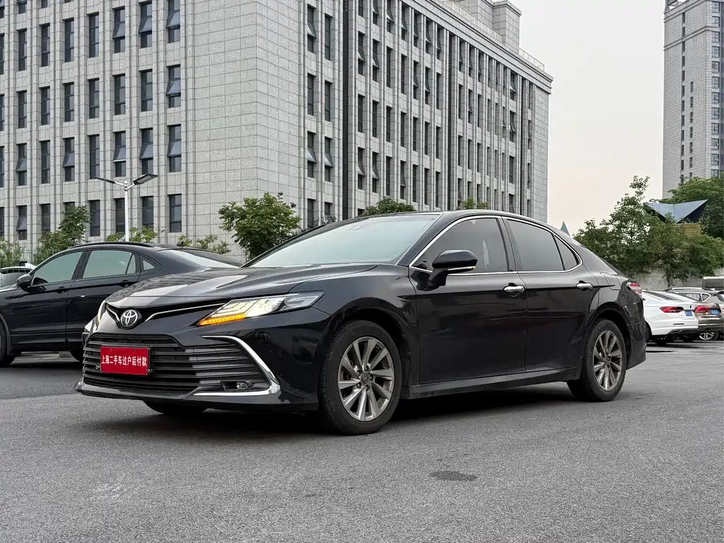 Toyota Camry — фото 2