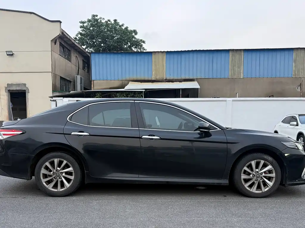 Toyota Camry — фото 11