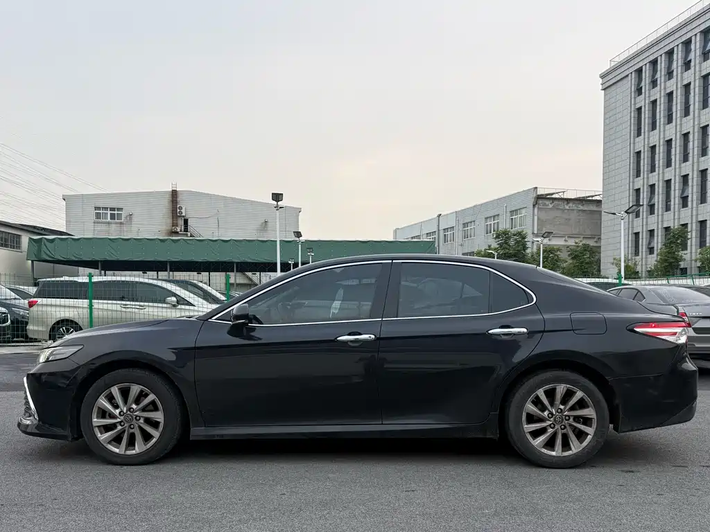 Toyota Camry — фото 14