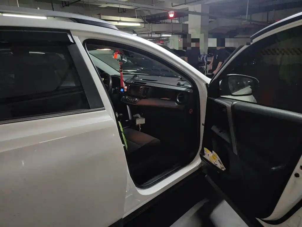 Toyota RAV4 — фото 20