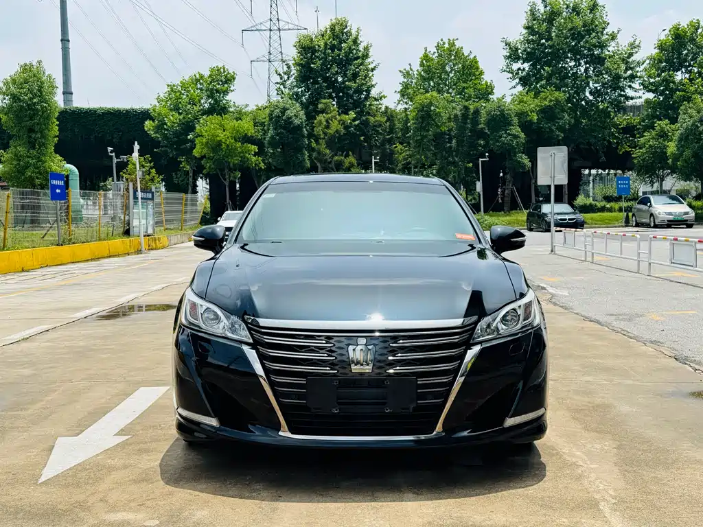 Toyota Crown — фото 2