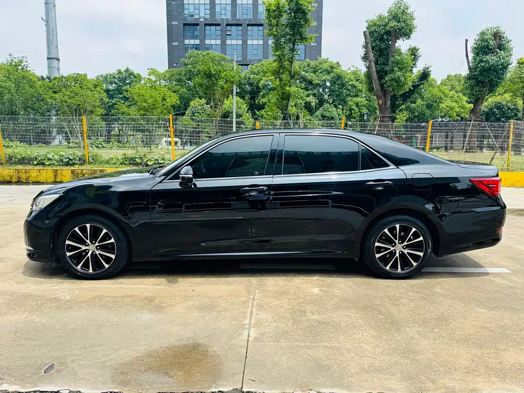 Toyota Crown — фото 11