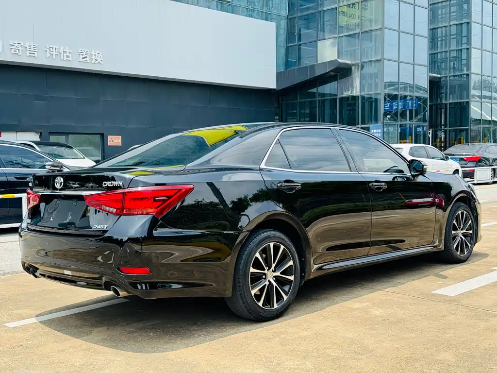 Toyota Crown — фото 14