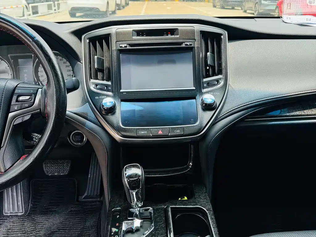 Toyota Crown — фото 10
