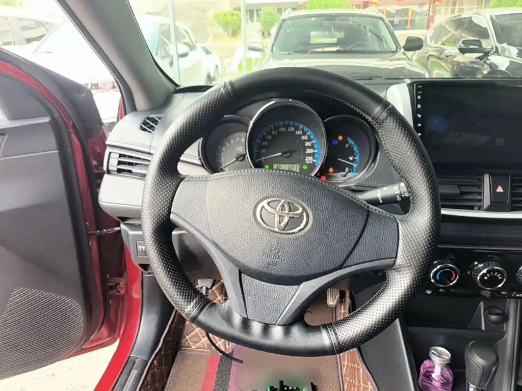 Toyota Yaris L — фото 11