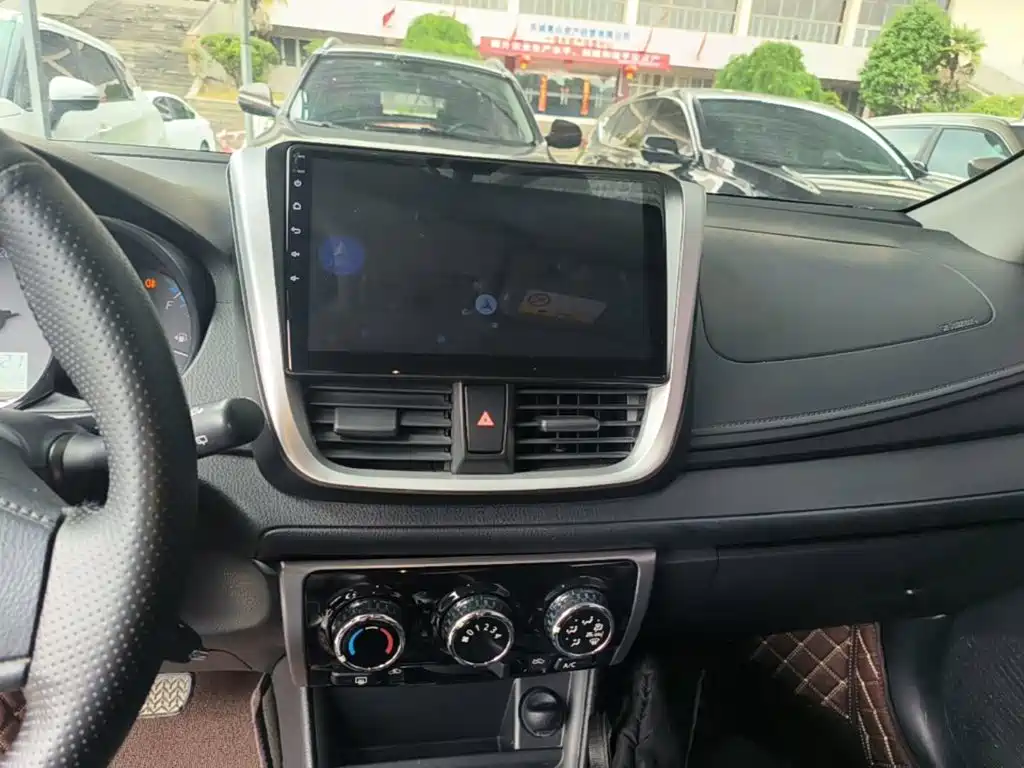 Toyota Yaris L — фото 13