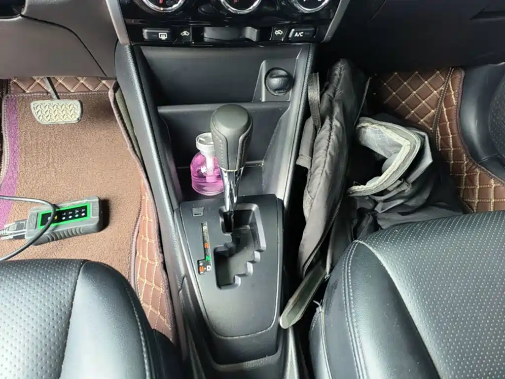 Toyota Yaris L — фото 14