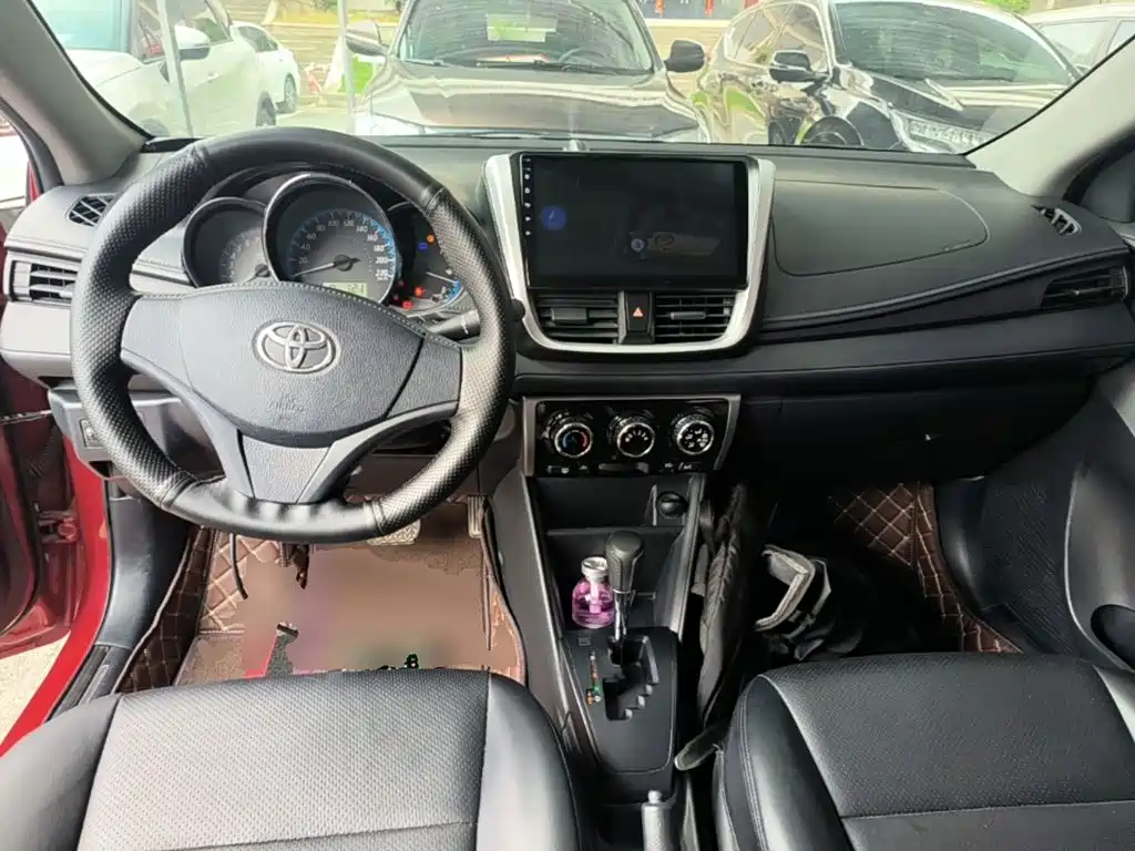 Toyota Yaris L — фото 10