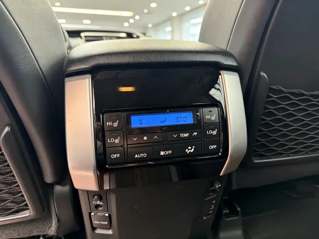 Toyota Prado — фото 7