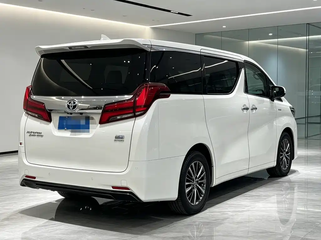 Toyota Alphard — фото 2