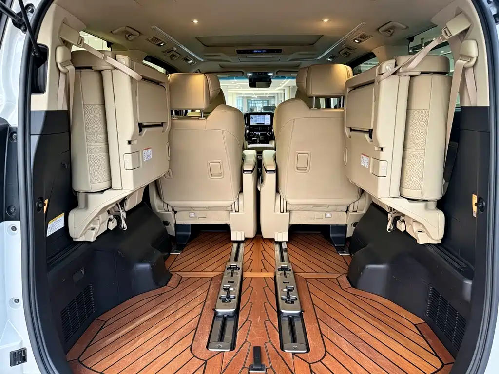 Toyota Alphard — фото 8
