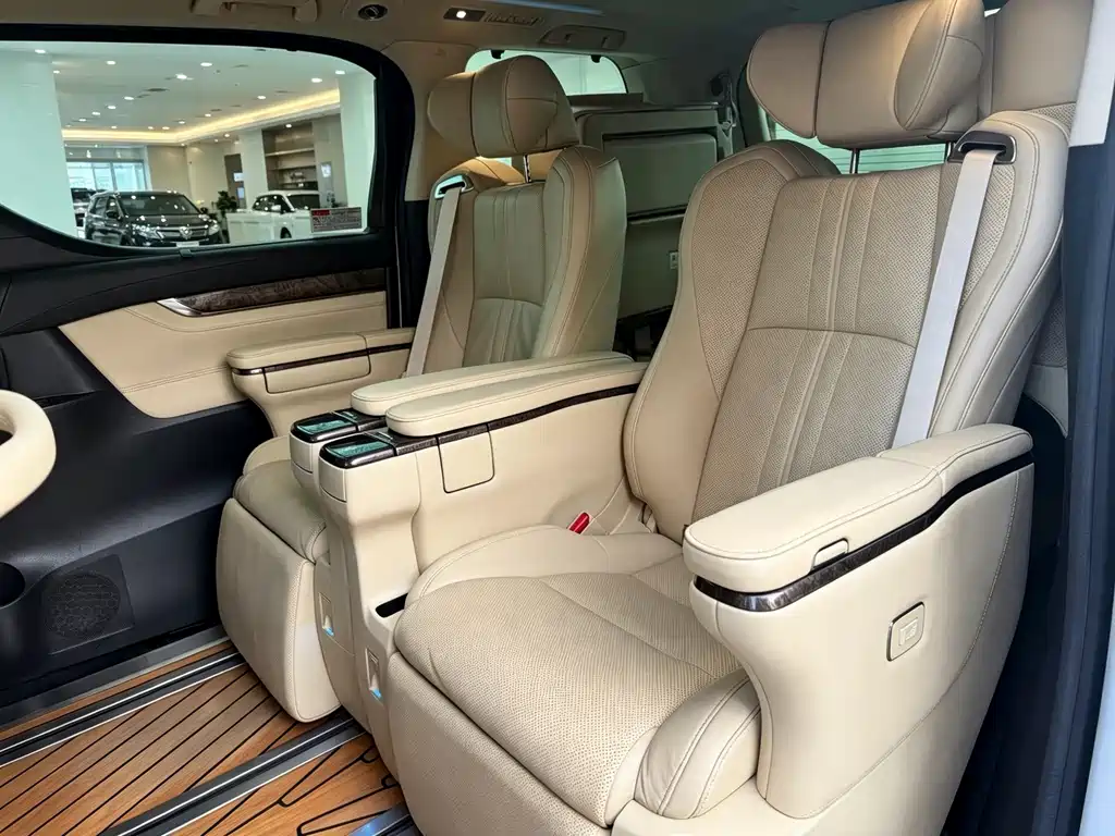 Toyota Alphard — фото 9