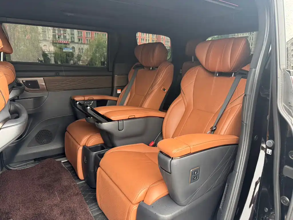 Toyota Alphard — фото 13