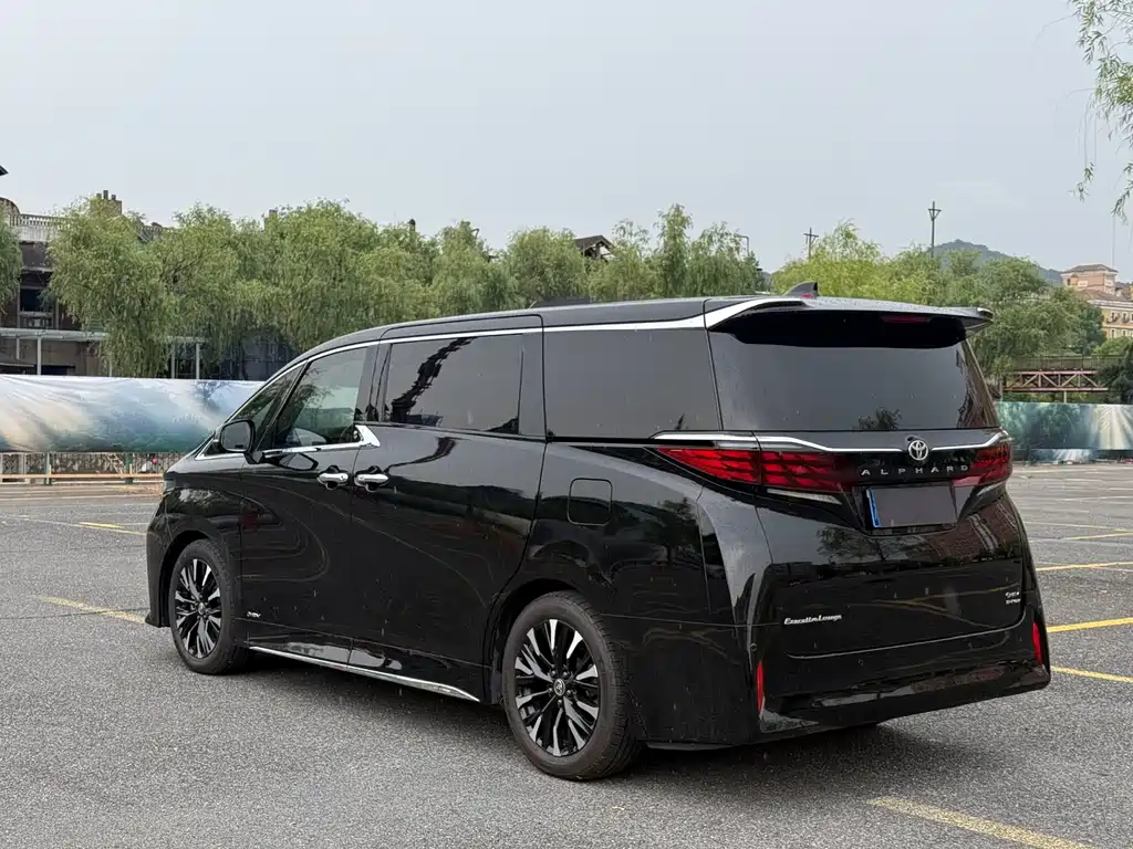 Toyota Alphard — фото 4