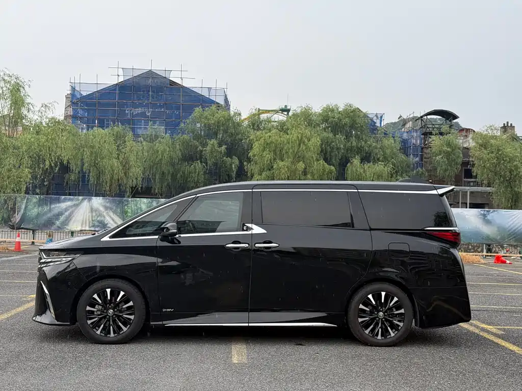 Toyota Alphard — фото 6