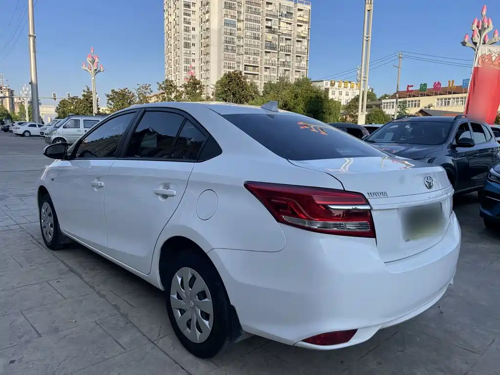 Toyota Vios — фото 5