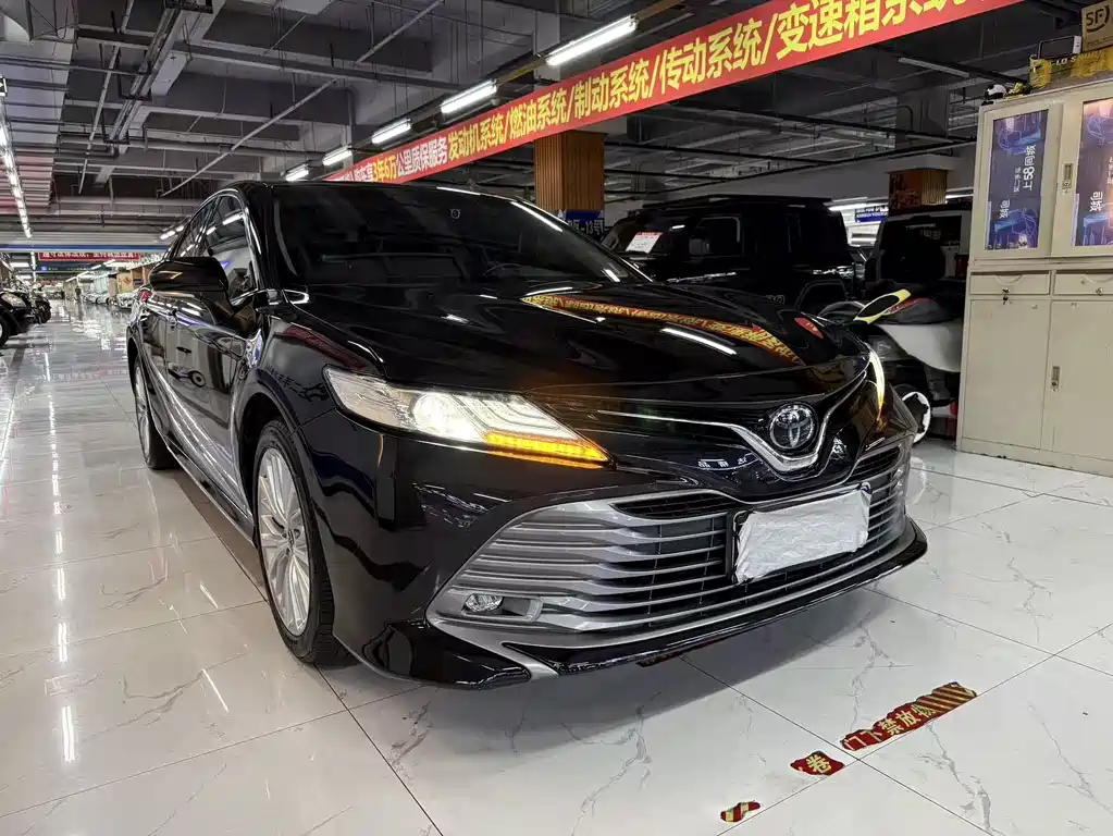 Toyota Camry — фото 2
