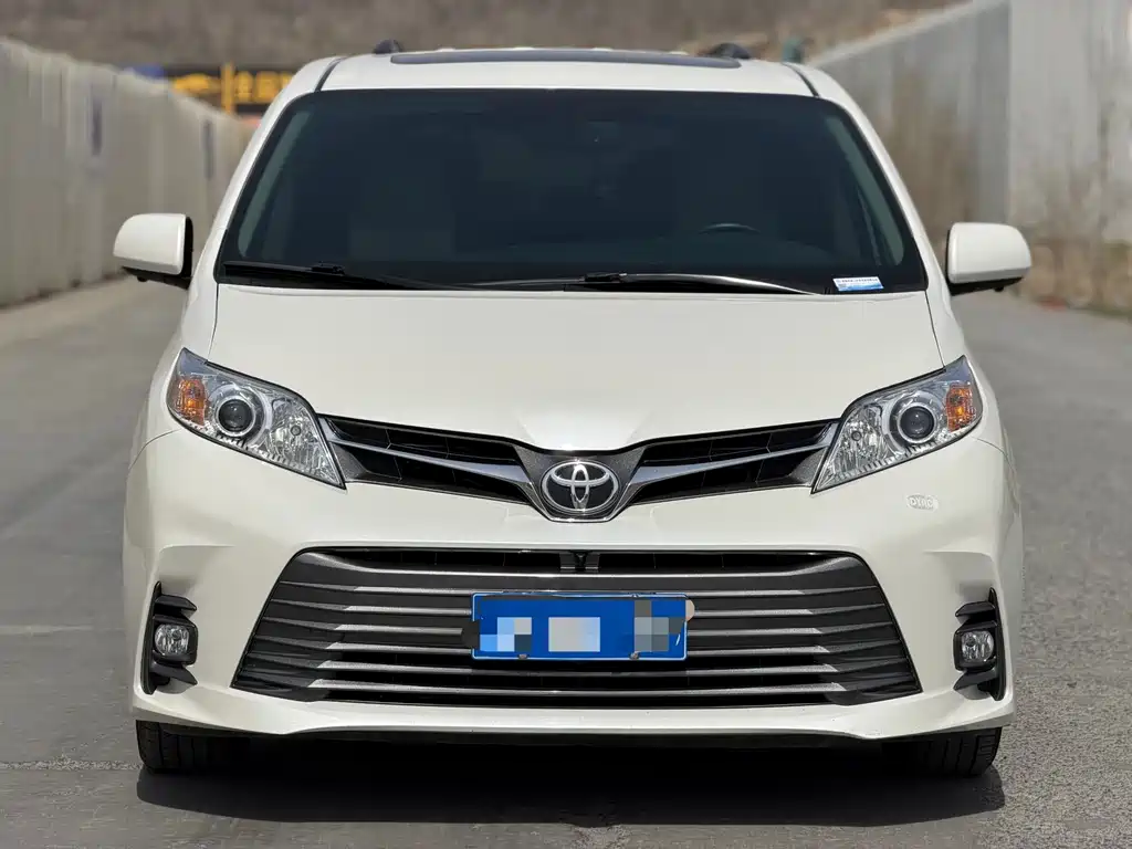 Toyota Sienna — фото 2