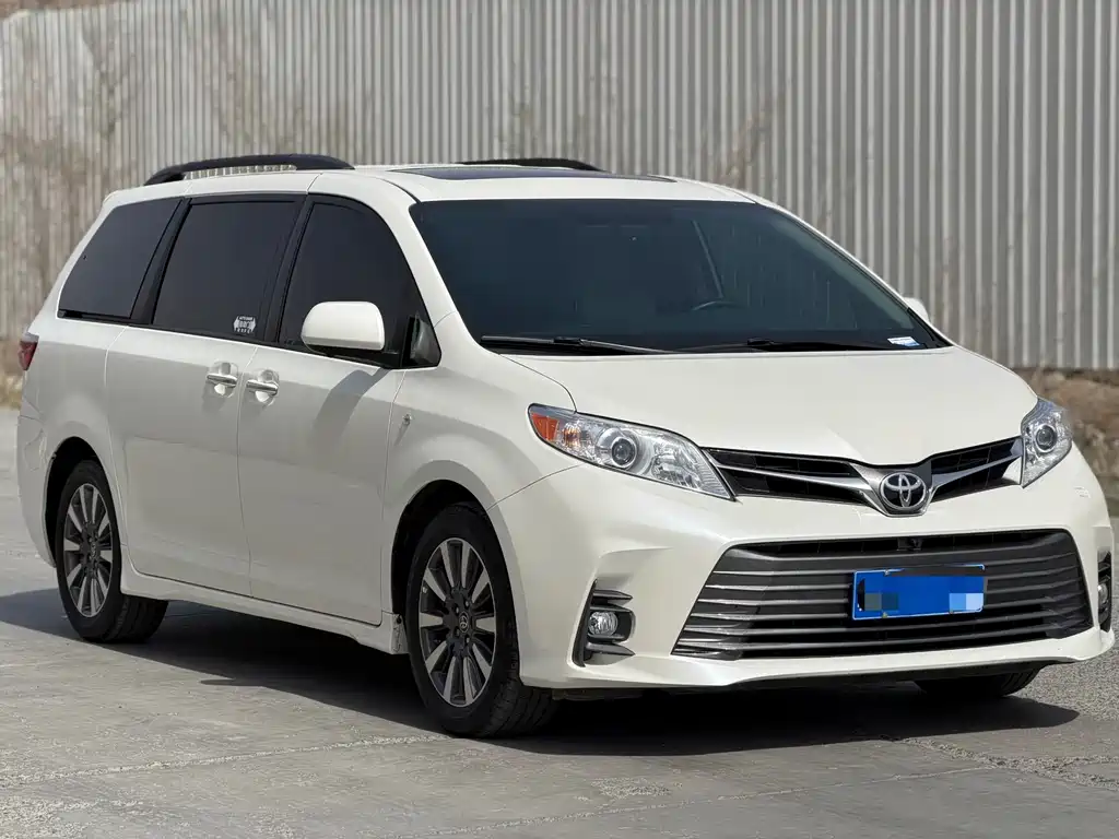Toyota Sienna — фото 3