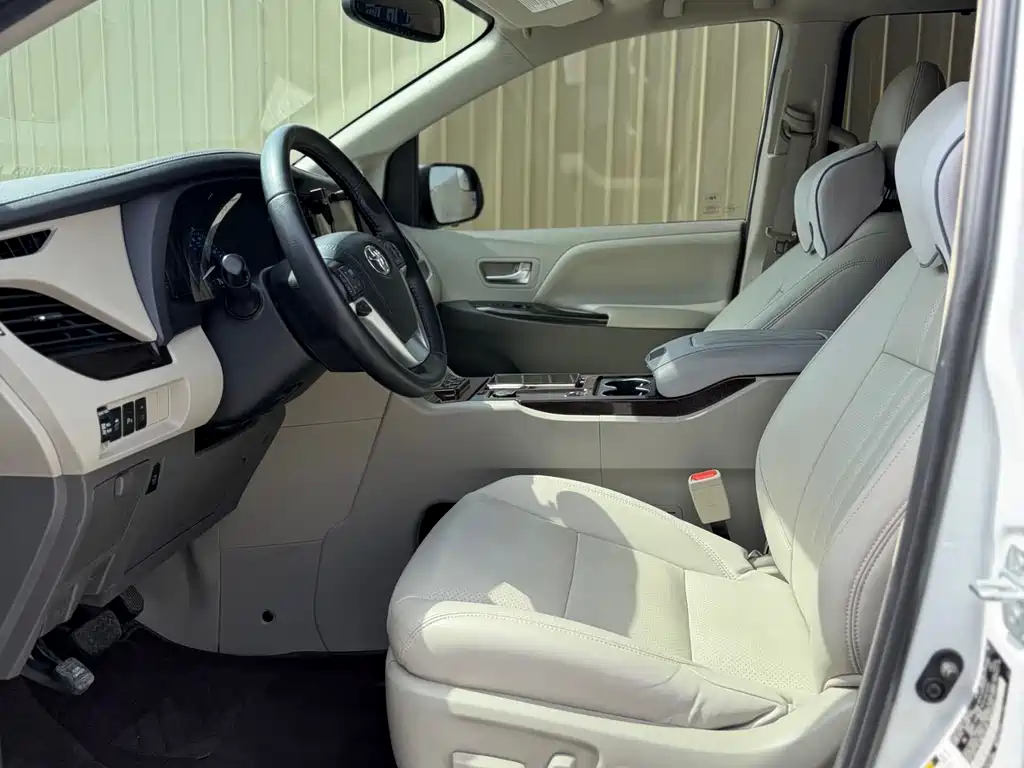 Toyota Sienna — фото 4