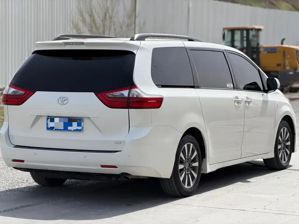 Toyota Sienna — фото 7