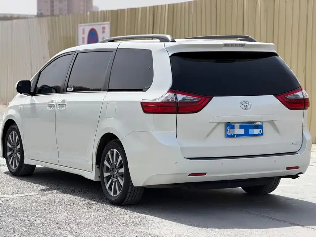 Toyota Sienna — фото 9