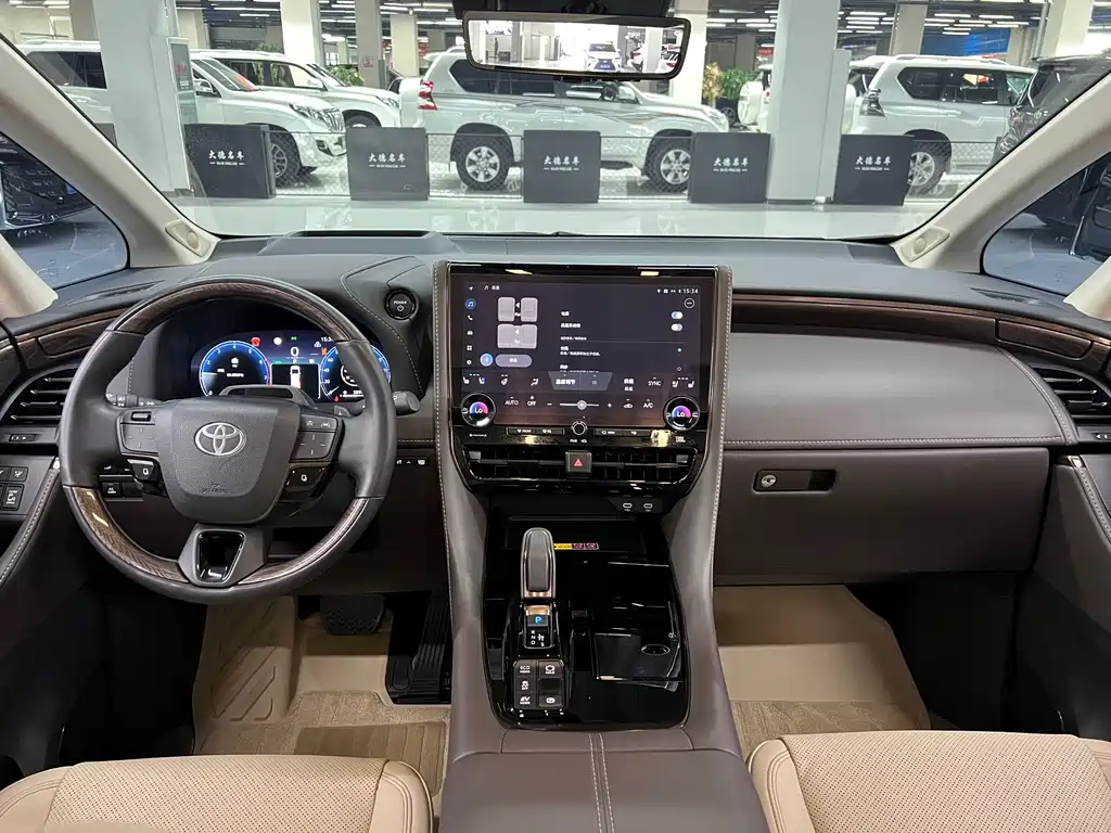 Toyota Alphard — фото 17