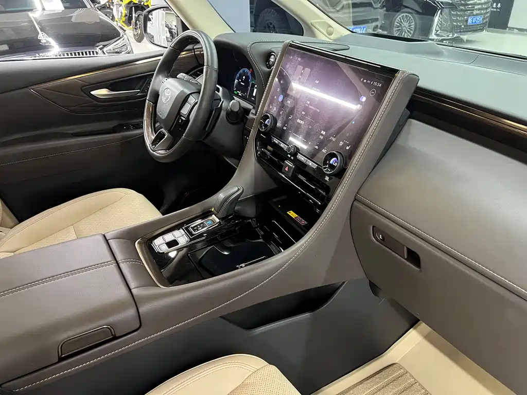 Toyota Alphard — фото 21