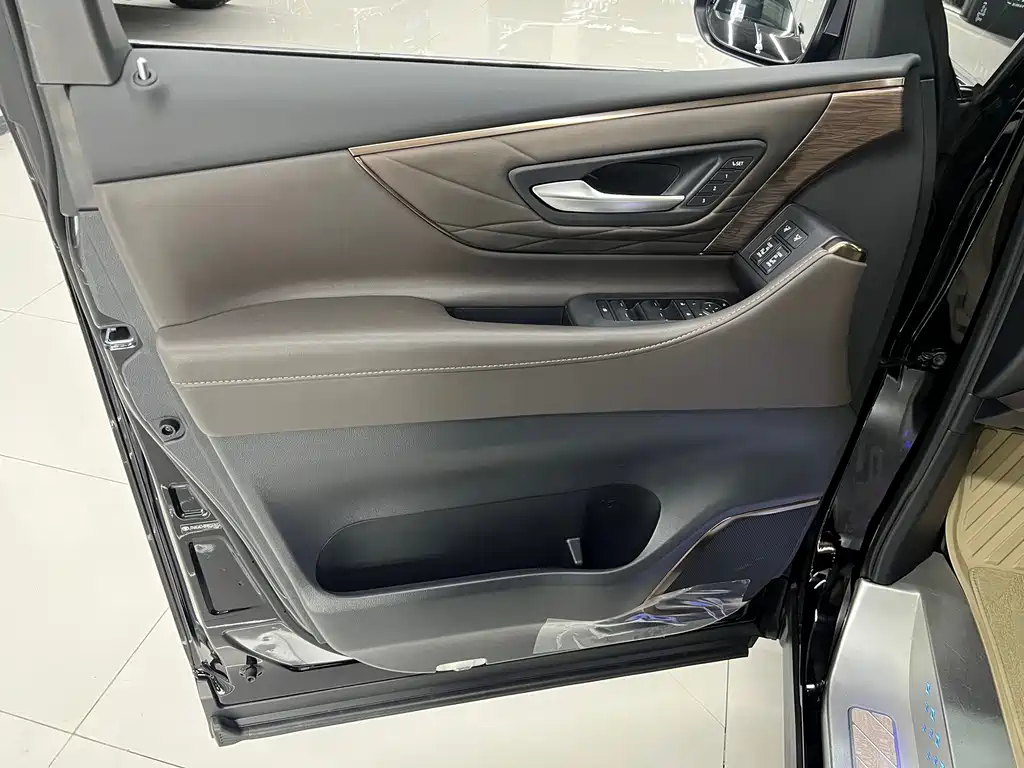 Toyota Alphard — фото 22