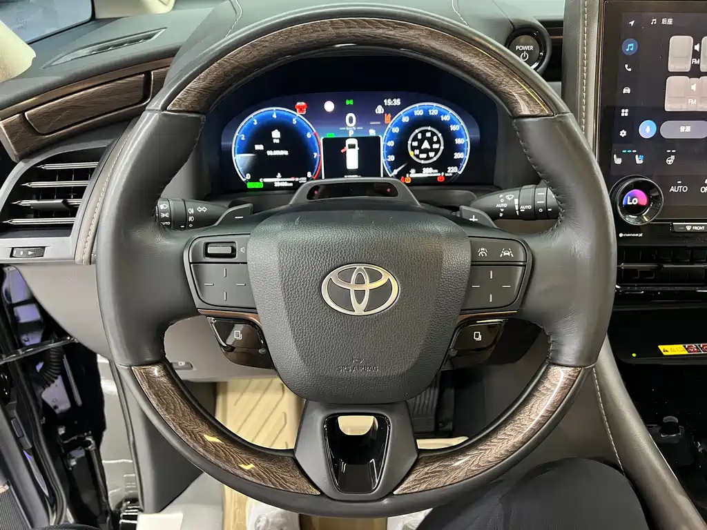 Toyota Alphard — фото 24