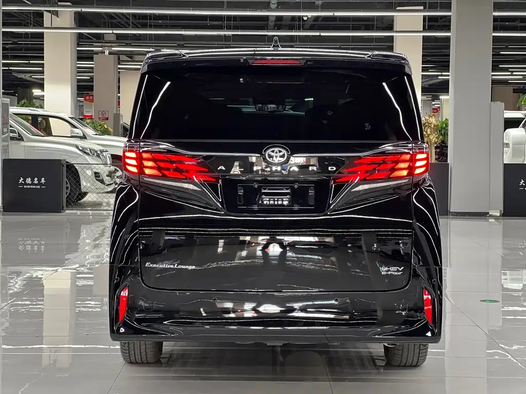 Toyota Alphard — фото 5