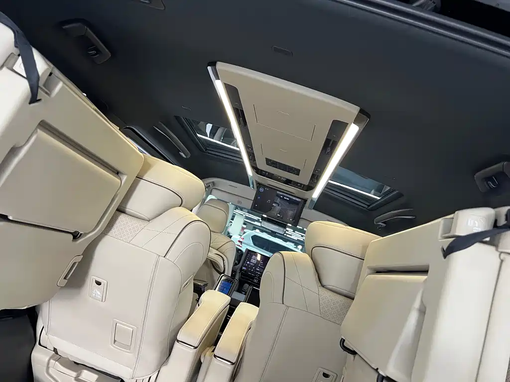Toyota Alphard — фото 9