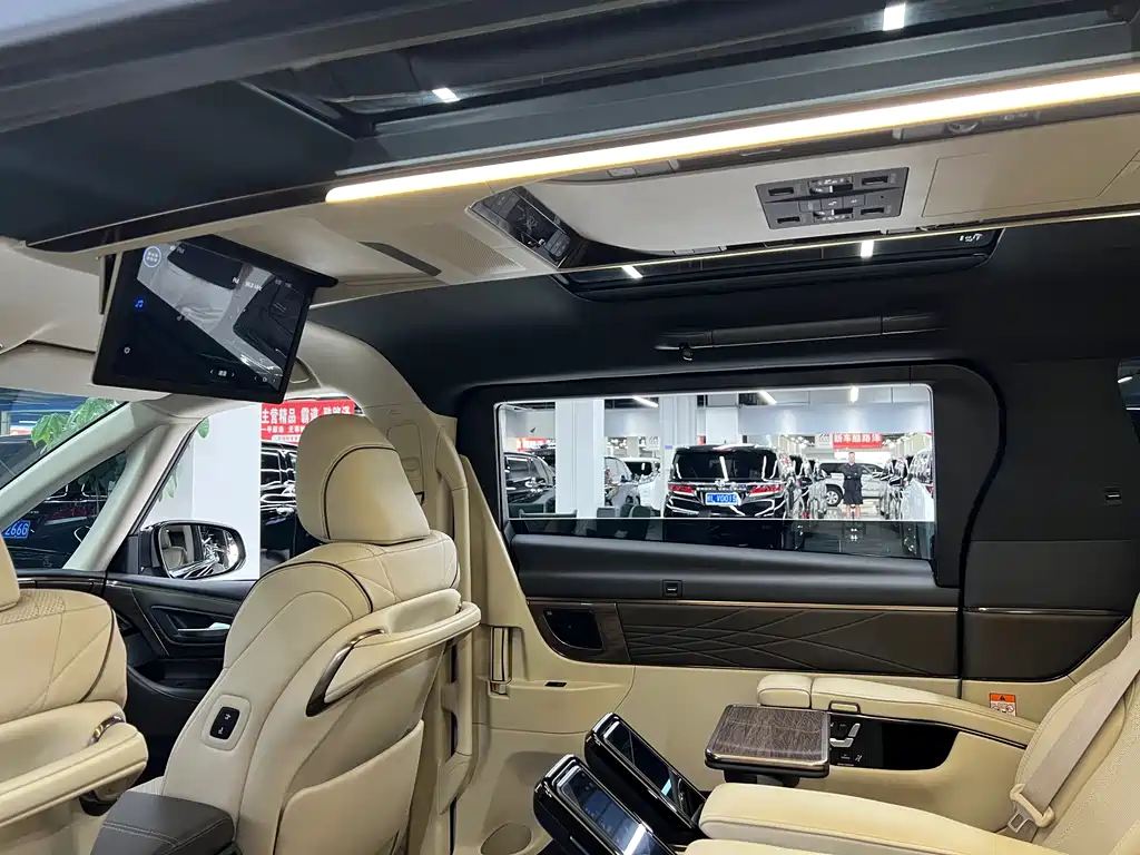 Toyota Alphard — фото 10