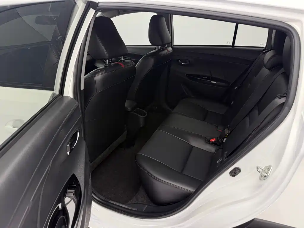Toyota Yaris L — фото 13